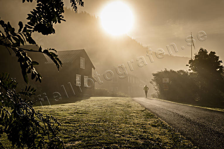 Löpare i morgonsolen byggnader, dimma, friluftsliv, gårdar, höst, löpare, morgonsol, sol, soluppgång, sport, Tottens byväg, Åre, årstider