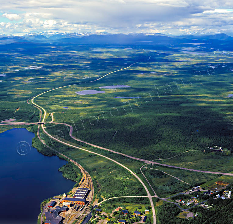 Malmbanan från Kiruna mot Riksgränsen drönarbilder, drönarfoto, E10, flygbild, flygbilder, Flygfoto, flygfoton, Kiruna, Landskap, lappland, Luossajärvi, Riksgränsen, Riksgränsvägen, sommar, städer, väg