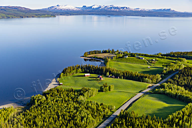 Malnäset vid Kallsjön bleke, drönarbild, drönarbilder, drönarfoto, flygbild, flygbilder, Flygfoto, flygfoton, gårdar, Jämtland, Kallsjön, Malnäset, Skäckerfjällen, sommar, stiltje, vattenspegel