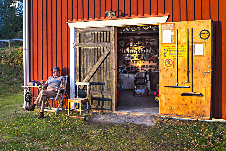 Man vid verkstaden anläggningar, arbete, fritid, Jämtland, kultur, kvällssol, nutid, rast, sola, verkstad, verkstadsarbete, vila