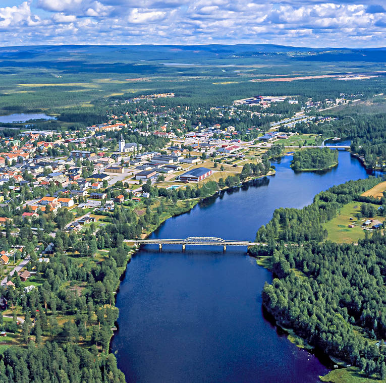 Mankellbron vid Sveg bro, broar, drönarbilder, drönarfoto, flygbild, flygbilder, Flygfoto, flygfoton, Härjedalen, järnvägsbro, Ljusnan, Mankellbron, samhälle, samhällen, sommar, Sveg, älv