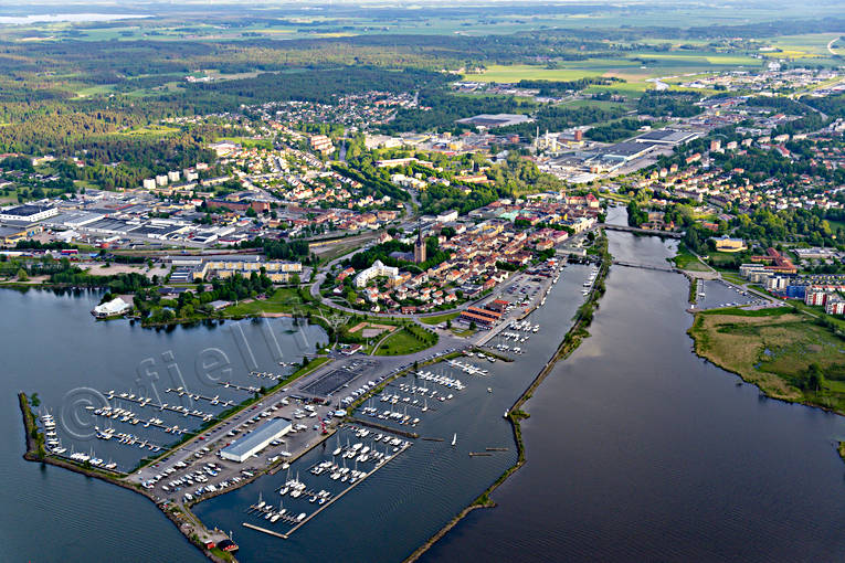 Mariestad Vänern Flygfoto båthamn, drönarbilder, drönarfoto, flygbild, flygbilder, Flygfoto, flygfoton, hamn, Mariestad, småbåtshamn, sommar, städer, Vänern, Västergötland