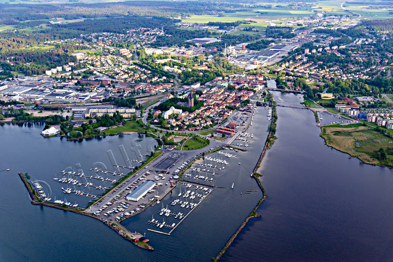 Mariestad Vänern Flygfoto båthamn, drönarbilder, drönarfoto, flygbild, flygbilder, Flygfoto, flygfoton, hamn, Mariestad, småbåtshamn, sommar, städer, Vänern, Västergötland