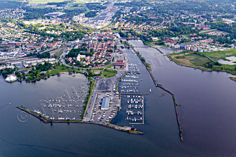 Mariestad Vänern Flygfoto båthamn, drönarbilder, drönarfoto, flygbild, flygbilder, Flygfoto, flygfoton, hamn, Mariestad, småbåtshamn, sommar, städer, Vänern, Västergötland