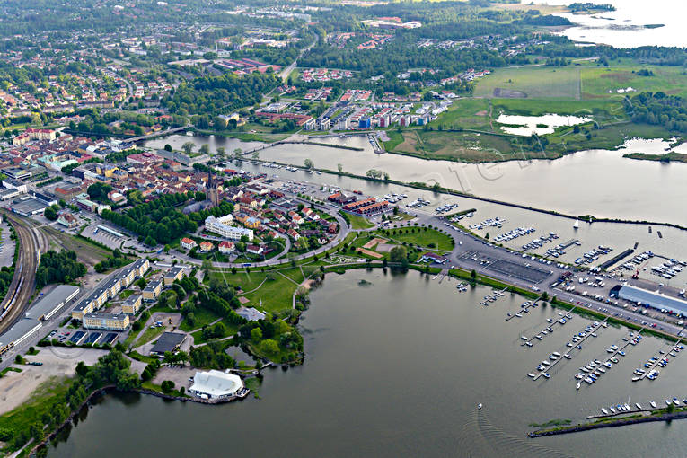 Mariestad Vänern Flygfoto båthamn, drönarbilder, drönarfoto, flygbild, flygbilder, Flygfoto, flygfoton, hamn, Mariestad, småbåtshamn, sommar, städer, Vänern, Västergötland