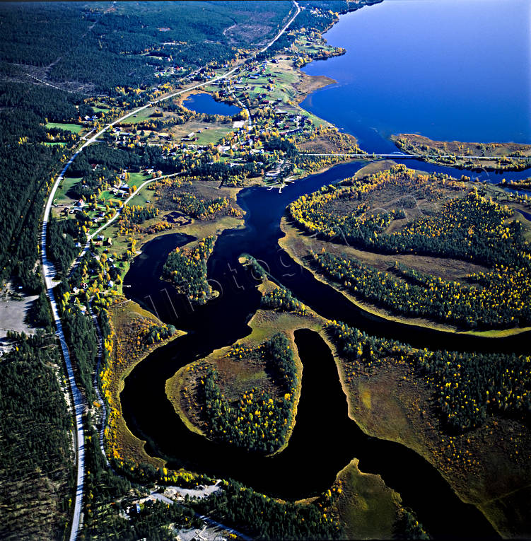Meanderkurvor vid Hedeviken deltaland, deltalandskap, drönarbilder, flygbilder, Flygfoto, Hedeviken, Härjedalen, höst, Landskap, Ljusnan, meander, meanderkurvor, meanderslingor, Vikarsjön