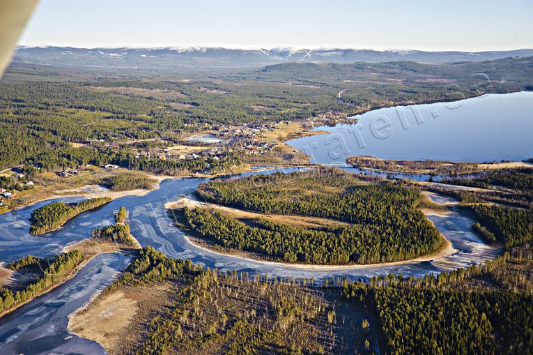 Meanderslingor i Hedeviken drönarbilder, drönarfoto, flygbild, flygbilder, Flygfoto, flygfoton, Hedeviken, Härjedalen, höst, Landskap, Ljusnan, meanderslingor, Vikarsjön