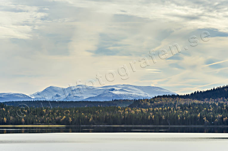 Medstugusjön fjälltoppar fjäll, fjällsjö, fjälltopp, höst, höstfärger, Jämtland, Landskap, Medstugusjön, sjö