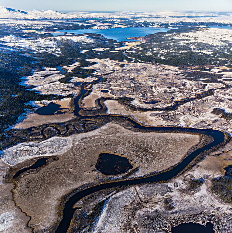 Medstuguån och Medstugusjön drönarbild, drönarbilder, drönarfoto, flygbild, flygbilder, Flygfoto, flygfoton, Jämtland, Landskap, Medstugan, Medstugusjön, Medstuguån, Moarna, Nyhem, Väster-Lillån