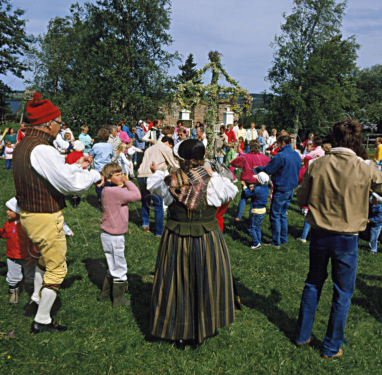 Midsommarfirande i Marieby folkdräkt, folkdräkter, kultur, kyrkoruin, Marieby, midsommar, midsommarfirande, nutid, sommar