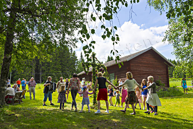 Midsommarfirande på fäbodvall fäbodvall, Jämtland, kultur, majstång, midsommar, midsommardans, midsommarfirande, midsommarstång, nutid, samvaro, sommar, traditioner