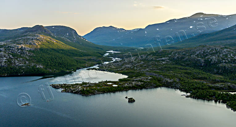 Miehkak Jakt och Fiskecamp drönarbilder, drönarfoto, fiskecamp, fjällbilder, FJÄLLEN, flygbild, flygbilder, Flygfoto, flygfoton, Gattsatjv, Gärrajvve, höst, jaktcamp, Landskap, lappland, Miekak, Mäkak, Piteälven, sommar