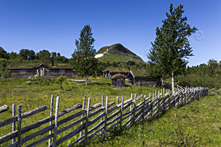Mittåkläppen och Storkläppvallen bustuga, byggnader, byggnationer, fjäll, fjällen, fjälltopp, fjälltoppar, fäbod, fäbodar, fäbodliv, fäbodstuga, gärdesgård, Härjedalen, högfjäll, Landskap, Mittåkläppen, sommar, Stormittåkläppen