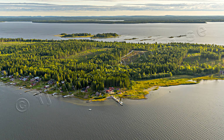 Mjoön Piteå skärgård Baggholmsdraget, Bottenviken, byggnader, drönarbilder, drönarfoto, flygbild, flygbilder, Flygfoto, flygfoton, Landskap, Mjoön, Norrbotten, Piteå, Piteå skärgård, Sandön, skärgård, sommar, sommarstugor, Storfjärden, strandtomter, stugor, Udden