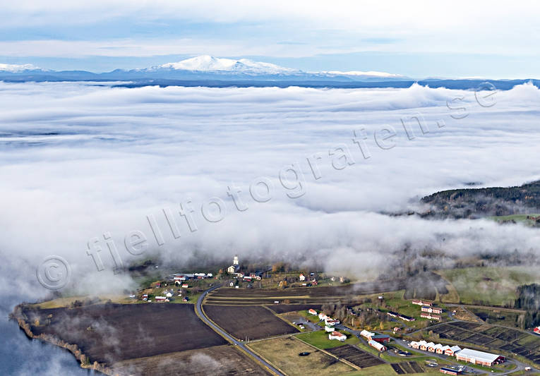 Moln över Alsen Flygfoto Alsen, byar, drönarbild, drönarbilder, drönarfoto, flygbild, flygbilder, Flygfoto, flygfoton, himmel, höst, Jämtland, kyrka, kyrkor, Landskap, låga moln, moln, natur, Vången, Åreskutan, årstid, årstider