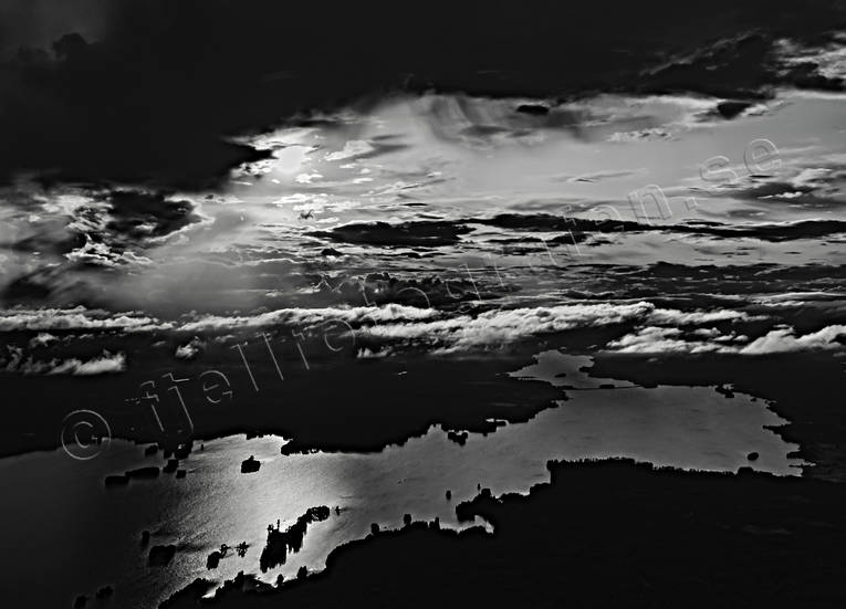 Moln över Kvissleviken dramatik, dramatisk, drönarbild, drönarbilder, drönarfoto, flygbild, flygbilder, Flygfoto, flygfoton, himmel, Jämtland, Kvissle, Kvissleviken, Landskap, moln, Mårdsund, natur, oväder, s/v, Storsjön, svartvit, Utgårdsnäset, Våge, åskväder