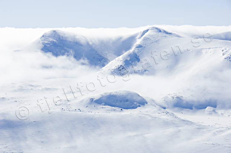 Moln över fjällen drönarbilder, drönarfoto, fjäll, flygbild, flygbilder, Flygfoto, flygfoton, Jämtland, Kyrkstensfjället, Landskap, moln, vinter