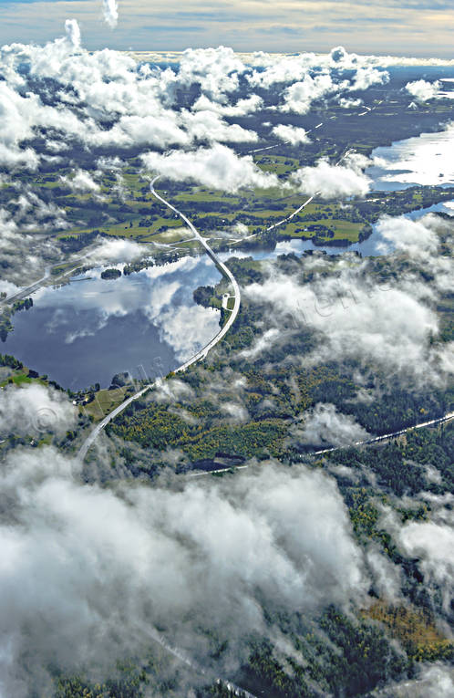 Molntussar över Krokom drönarbilder, drönarfoto, E14, flyg, flygbild, flygbilder, Flygfoto, flygfoton, flygning, himmel, höst, Jämtland, Krokom, Landskap, moln, molntussar, natur, samhällen