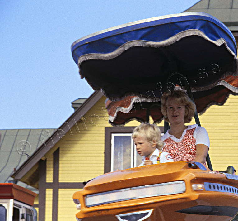 Mor och barn i karusell flyga, fritid, glädje, karusell, kultur, lek, lycka, mor barn, nutid, sommar, spänning, tivoli, trivsel