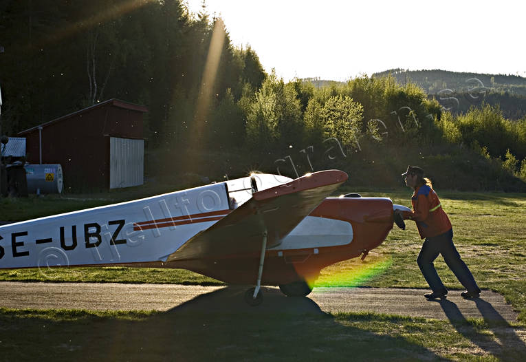 Motorbergfalke parkeras allmänflyg, bergfalke, flyg, flygplan, försommar, kommunikationer, kväll, luftfart, motorbergfalke, motorseglare, sportflyg, ånge flygplats
