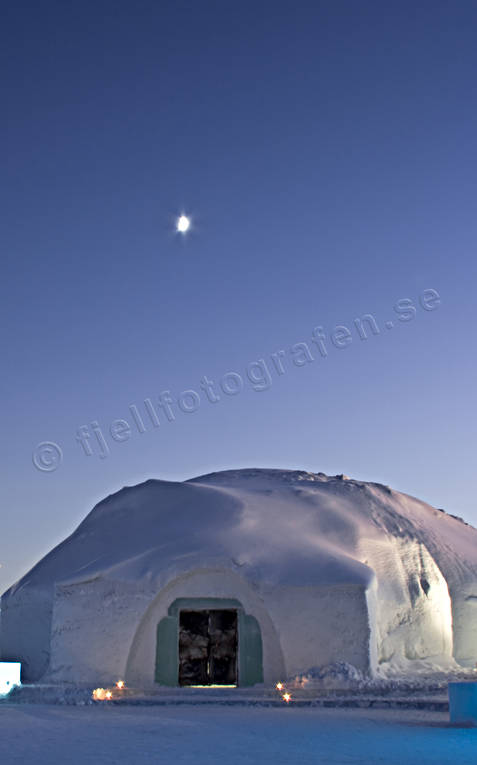 Måne över Iskyrkan Ishotellet anläggningar, hotell, ishotellet, iskonst, Jukkasjärvi, lappland, midvinter, polarnatt, vinter
