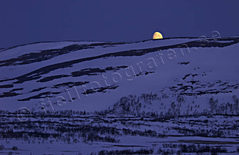 Månnedgång bakom Krapa Anarisfjällen, fjäll, Jämtland, kväll, Landskap, måne, månnedgång, månsken, natt, vår, öde, ödemark, ödsligt