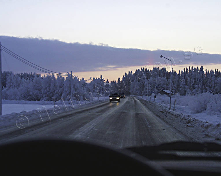 Möte av bilar i skymning bilar, biltrafik, halka, kommunikationer, landfart, möte, skymning, trafik, vinterväg