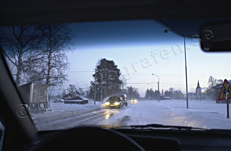 Möte i snöoväder biltrafik, halka, kommunikationer, landfart, möte, snö, snöoväder, snöväder, trafik, vinter, väg