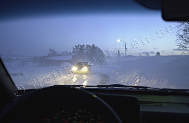 Möte i snöoväder biltrafik, halka, kommunikationer, landfart, oväder, snö, snöstorm, snöväder, trafik, väg