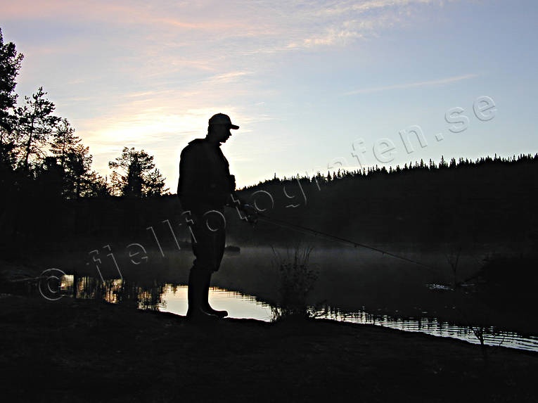 Nattfiske i forsån fiske, mete, natt, nattfiske, sommarnatt, spinnfiske, sportfiske