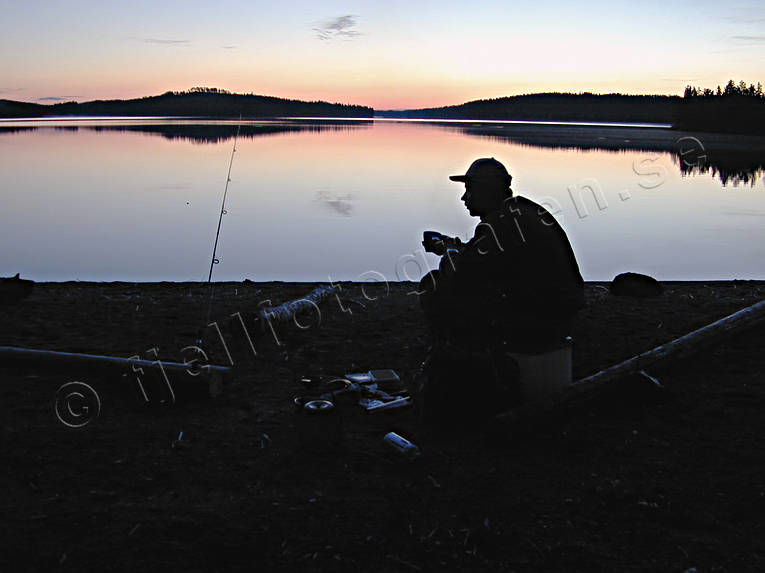 Nattligt mete vid strand abborrmete, fiske, mete, midnatt, natt, nattmete, sportfiske
