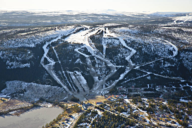 Nedfarter Katrinabacken, Klövsjö drönarbilder, drönarfoto, flygbild, flygbilder, Flygfoto, flygfoton, höst, Jämtland, Katrina, Katrinabacken, Klövsjö, nedfarter, samhällen, skidbackar