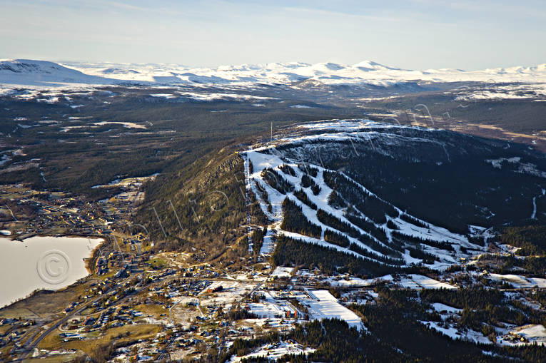 Nedfarter för Funäsdalsberget drönarbilder, drönarfoto, flygbild, flygbilder, Flygfoto, flygfoton, funäsdalen, Funäsdalsberget, Funäsdalssjön, Härjedalen, höst, nedfarter, samhällen, skidbackar, skidort, turistort