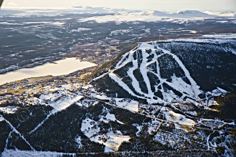 Nedfarter för Funäsdalsberget drönarbilder, drönarfoto, flygbild, flygbilder, Flygfoto, flygfoton, funäsdalen, Funäsdalsberget, Funäsdalssjön, Härjedalen, höst, nedfarter, samhällen, skidbackar, skidort, turistort