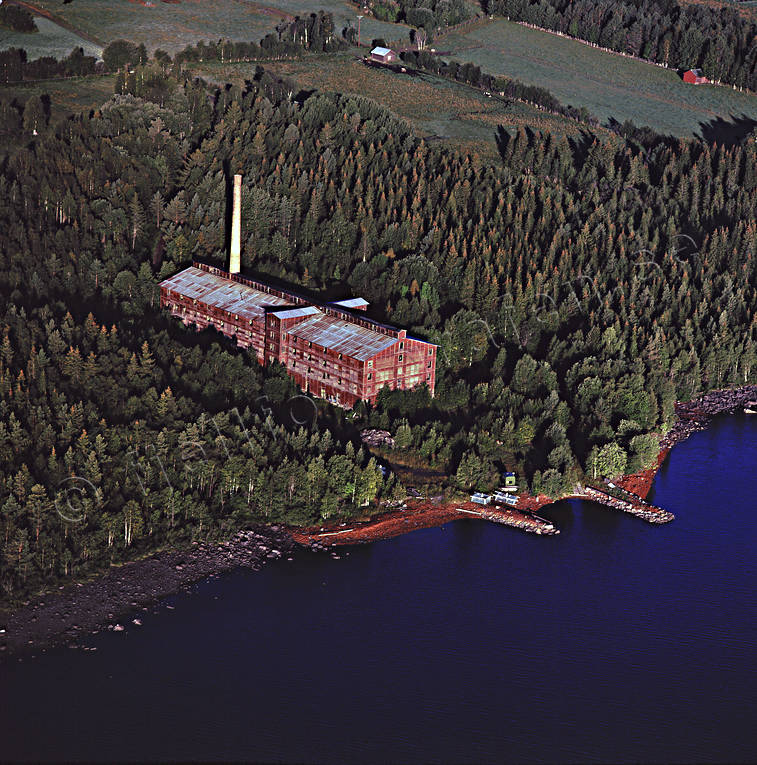 Nedlagt gammalt tegelbruk vid Storsjön byggnader, drönarbilder, drönarfoto, flygbild, flygbilder, Flygfoto, flygfoton, Jämtland, planbild, planbilder, skorstenar, tegel, tegelbruk, träbyggnader
