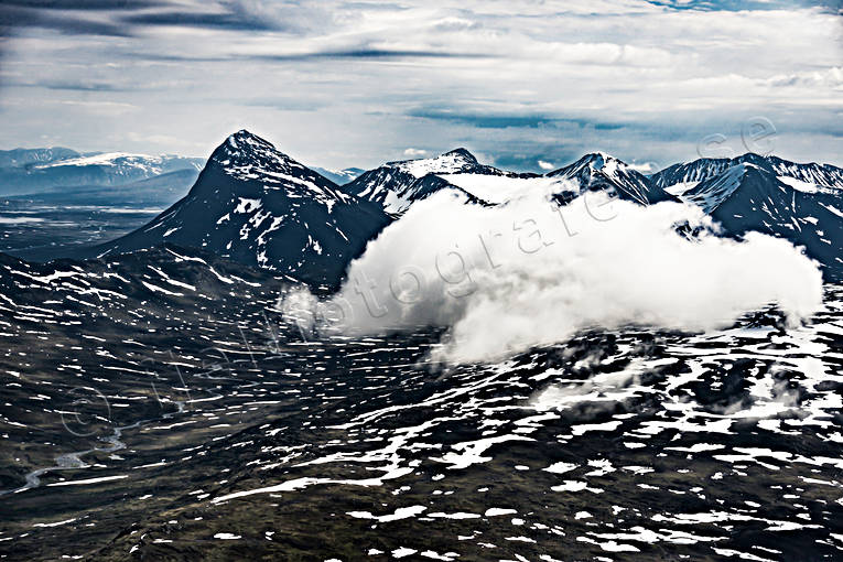 Nijak och Sarektjåhkkå cumulus, drönarbild, drönarbilder, drönarfoto, fjäll, flygbild, flygbilder, Flygfoto, flygfoton, Landskap, lappland, moln, molntussar, Nijak, Sarektjåhkkå, sommar