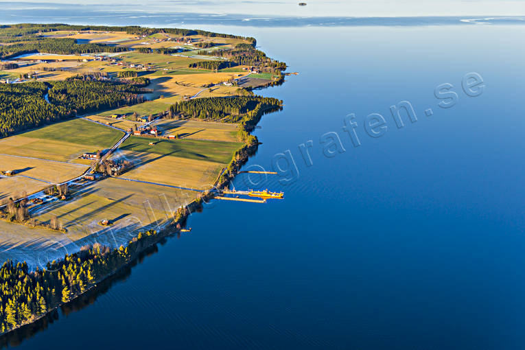 Norderön med färjeläge drönarbilder, drönarfoto, flygbild, flygbilder, Flygfoto, flygfoton, färja, färjeläge, höst, Jämtland, kommunikationer, Landskap, Norderön, sjöfart, Storsjön, ö, öar