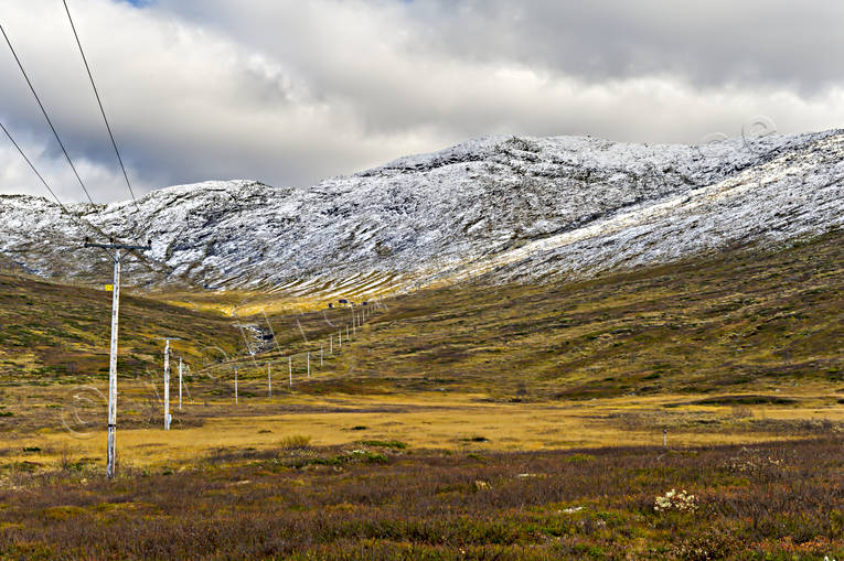 Nysnö på Åreskutan höst, Jämtland, Landskap, myr, nysnö, telefonledning, Tväråvalvet, Åreskutan