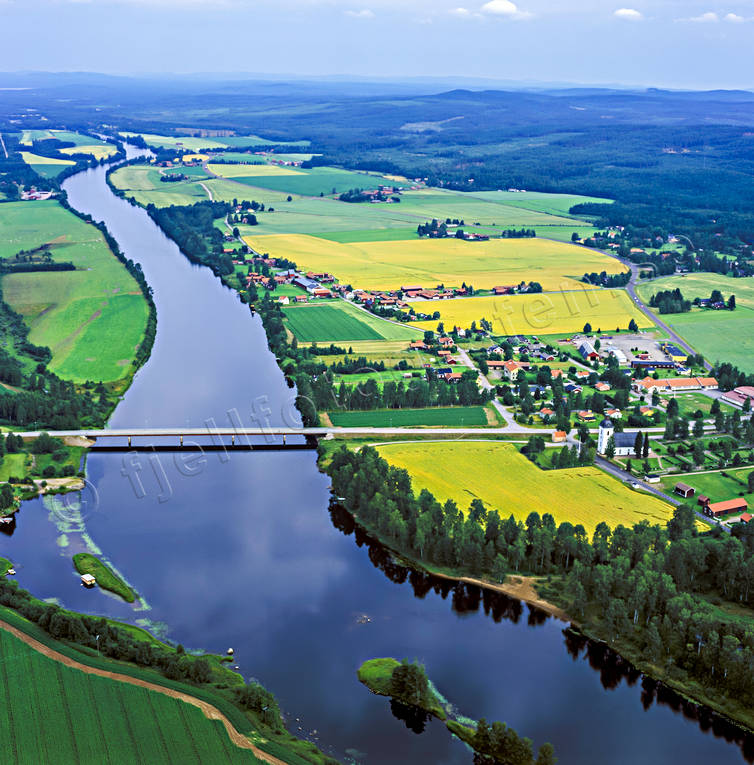 Nås vid Västerdalälven bro, broar, Dalarna, Dalälven, drönarbild, drönarbilder, drönarfoto, flygbild, flygbilder, Flygfoto, flygfoton, kyrka, kyrkan, kyrkor, Landskap, Nås, odlingslandskap, sommar, Sverige, Vansbro, vattendrag, Västerdalälven, älv