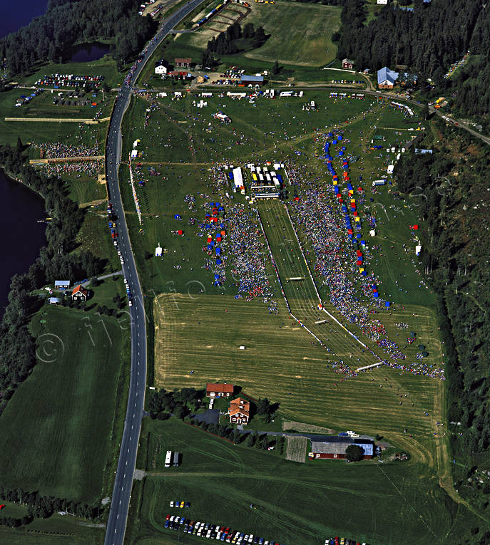 O-ringen orienteringstävling drönarbilder, drönarfoto, evenemang, flygbild, flygbilder, Flygfoto, flygfoton, folksamling, friluftsliv, Jämtland, målfålla, o-ringen, orientering, sommar, Stugun, trängsel, tävling, uteliv, äventyr