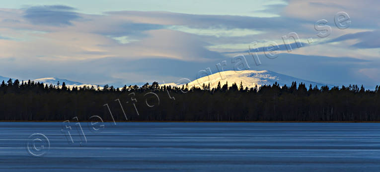 Oviksfjällen från Svartsjöarna Drommen, fjällskog, Jämtland, Landskap, Mellansvartsjön, novemberis, nyis, Oviksfjällen, Svartsjöarna, vinter