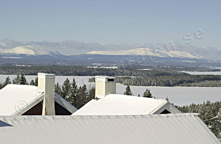 Oviksfjällen över hustak Drommen, fjäll, Frösön, julkort, julstämning, Oviksfjällen, stämning, stämningsbild, stämningsbilder, tak, vinter, Västfjället, årstid, årstider
