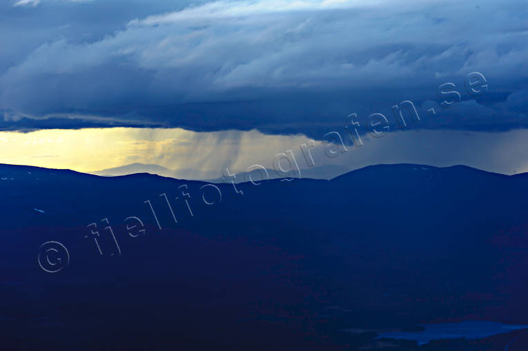 Ovädersmoln över Oviksfjällen Anarisfjällen, drönarbilder, drönarfoto, fjäll, flygbild, flygbilder, Flygfoto, flygfoton, himmel, Jämtland, molnfront, Oviksfjällen, ovädersmoln, regnskurar, Svenska Fjällen
