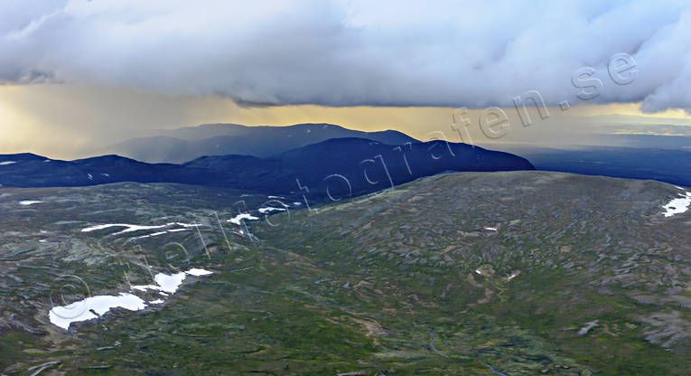 Ovädersmoln över Oviksfjällen drönarbilder, drönarfoto, fjäll, flygbild, flygbilder, Flygfoto, flygfoton, himmel, Jämtland, Landskap, natur, Oviksfjällen, ovädersmoln, regnskurar, sommar, Svenska Fjällen