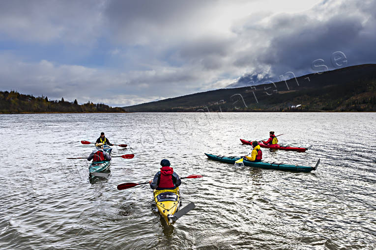 Paddling på Åresjön friluftsliv, höst, kajak, kommunikationer, paddla, sjö, sjöfart, vattensport, Åresjön, äventyr