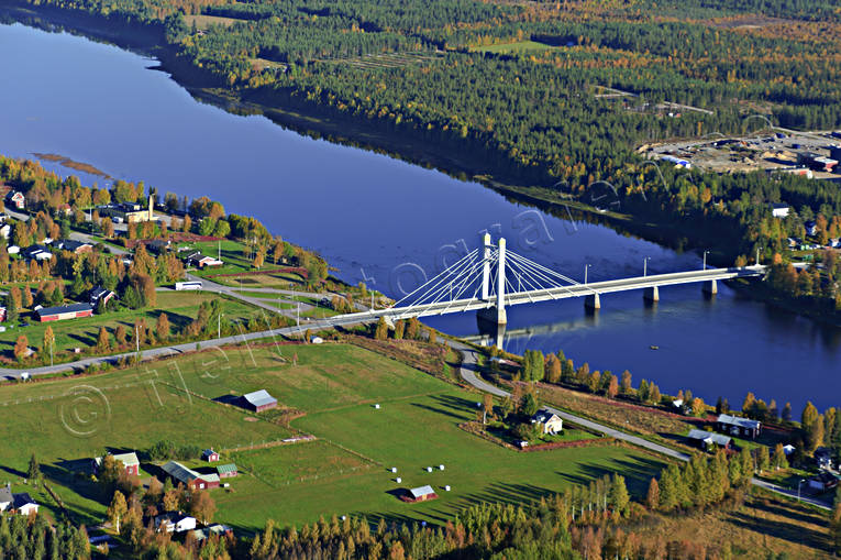 Pajala i höstfärger drönarbilder, drönarfoto, flygbild, flygbilder, Flygfoto, flygfoton, höst, Norrbotten, Pajala, samhällen