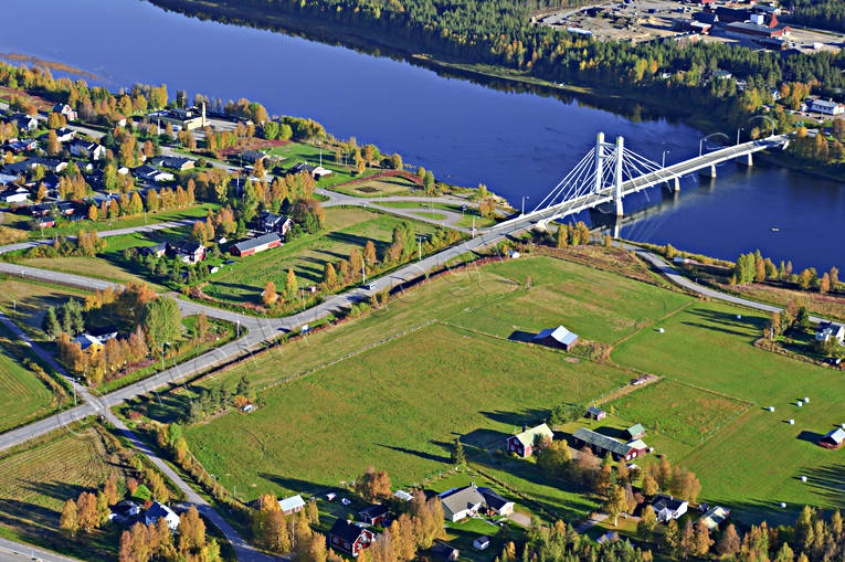 Pajala i höstfärger drönarbilder, drönarfoto, flygbild, flygbilder, Flygfoto, flygfoton, gårdar, höst, Norrbotten, Pajala, samhällen