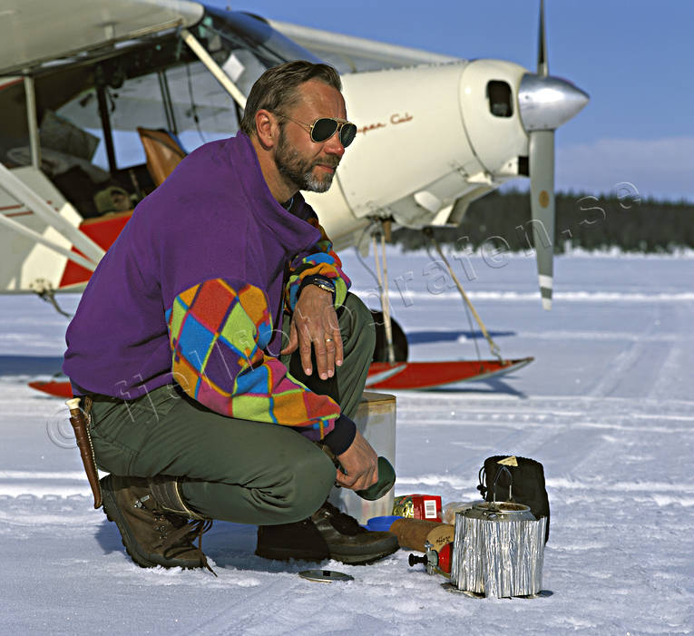 Pilot vid Piper Super Cub flyg, fotoflyg, kaffekokning, koka kaffe, kommunikationer, luftfart, SE-EPF, skidflyg, skidflygning, Super Cub