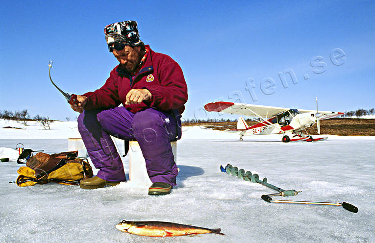 Pimpelfiskare framför flygplan fiske, flygplan, isfiske, pimpel, pimpelfiskare, pimpelfiske, röding, sportfiske, Super Cub, vinterfiske