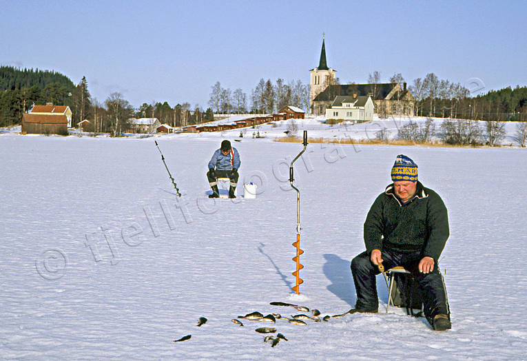 Pimpelfiske på Revsundsjön abborre, abborrfiske, fiske, kyrka, kyrkor, pimpel, pimpelfiske, Revsund, Revsundsjön, sportfiske, vinter, vinterfiske